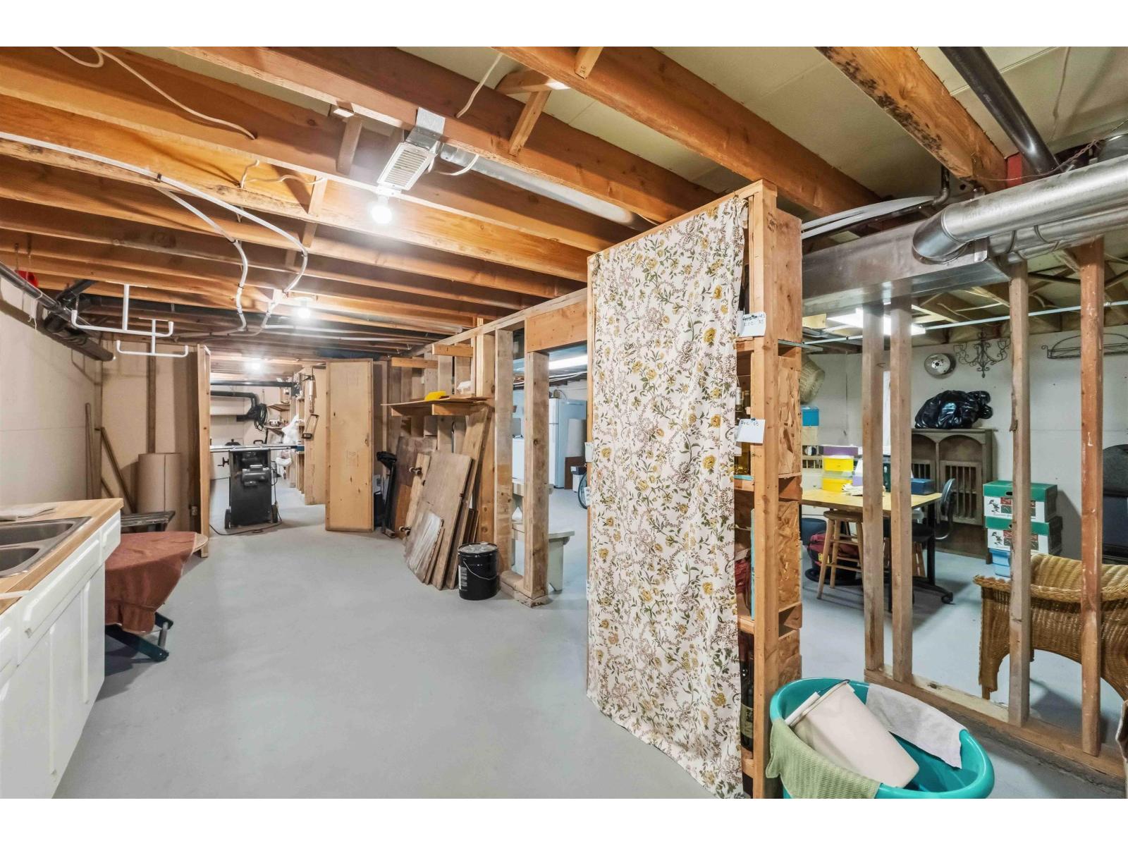 886 LEE STREET, White Rock