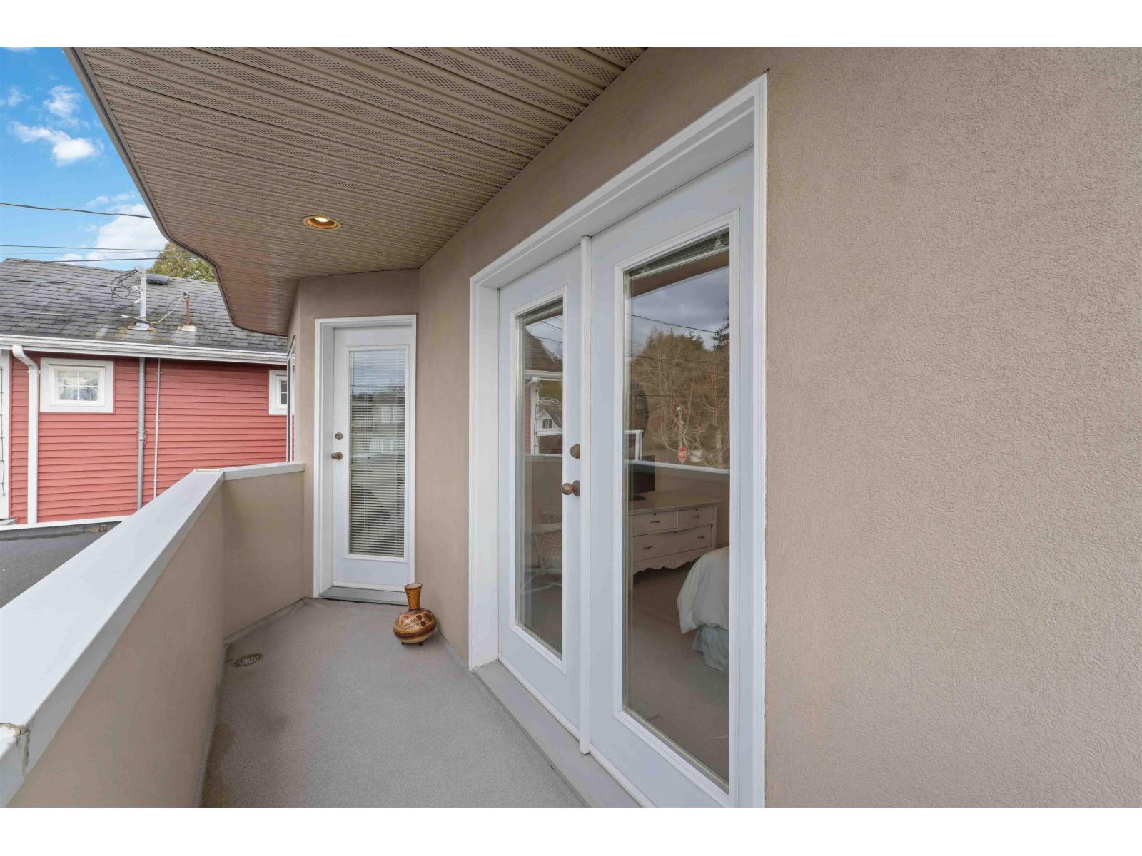 886 LEE STREET, White Rock