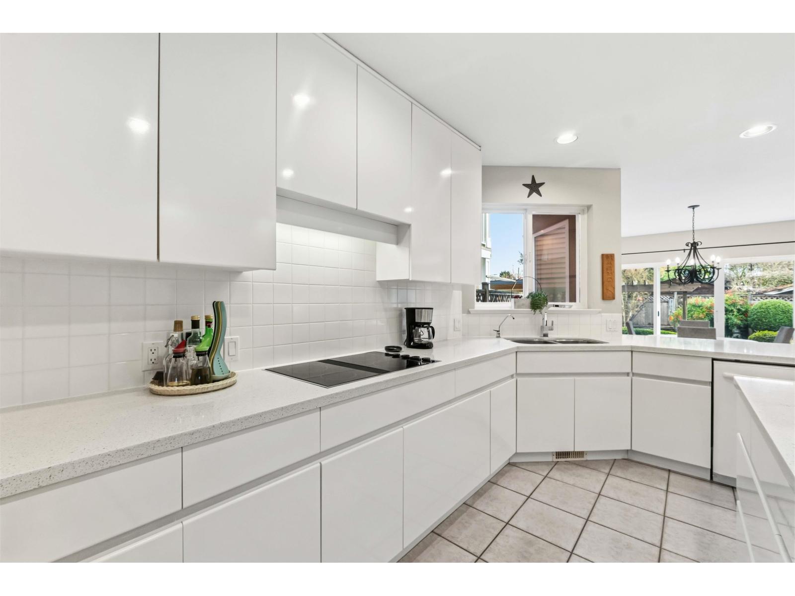 886 LEE STREET, White Rock