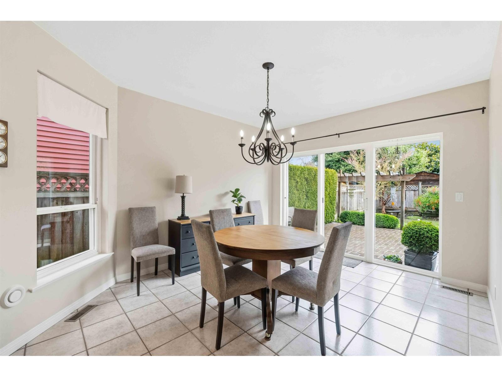 886 LEE STREET, White Rock