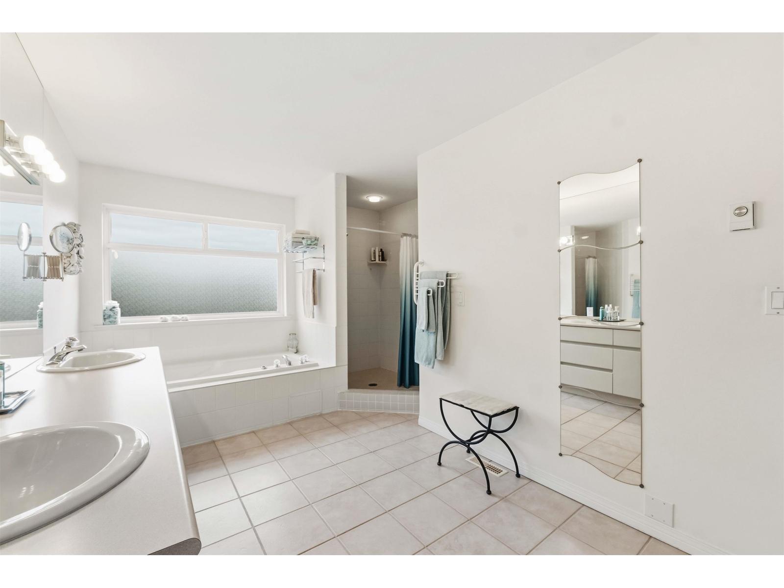 886 LEE STREET, White Rock