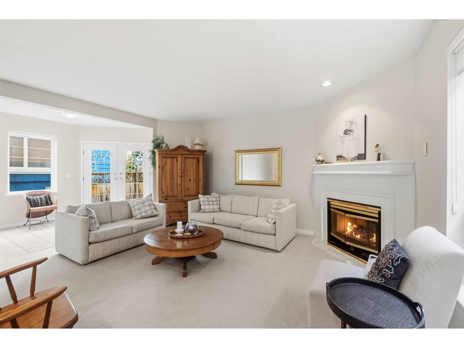 886 LEE STREET, White Rock