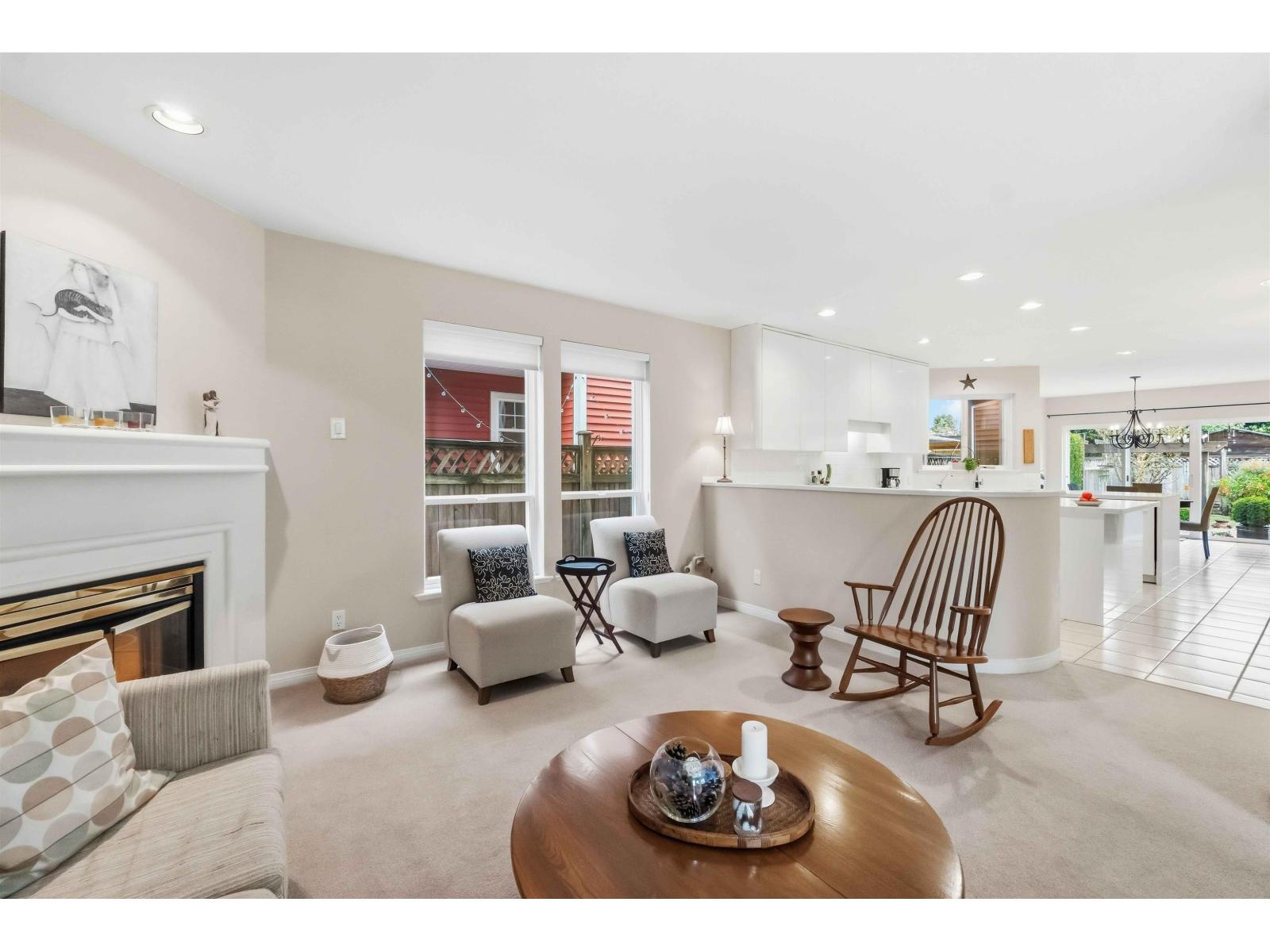 886 LEE STREET, White Rock