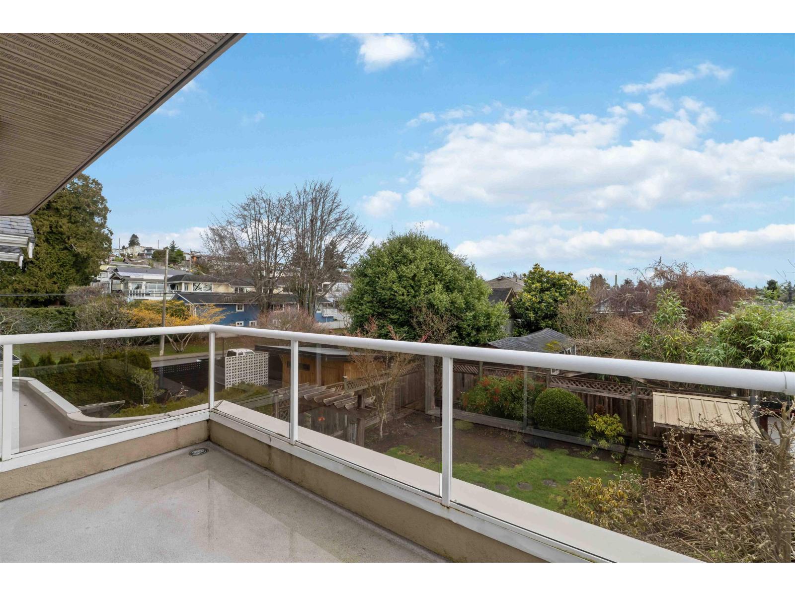 886 LEE STREET, White Rock