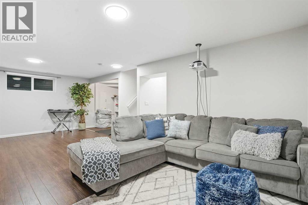 Single Family House for Sale in  Everoak Drive SW Evergreen Calgary 