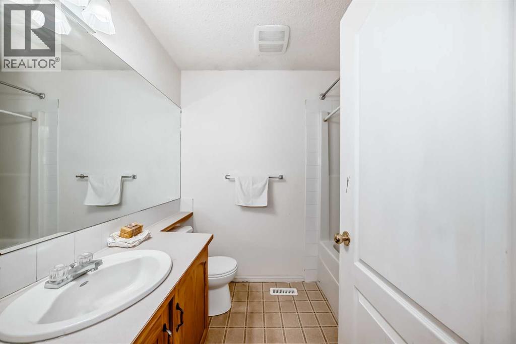 Single Family House 4 Level for Sale in  Saddlecreek Terrace NE Saddle Ridge Calgary 