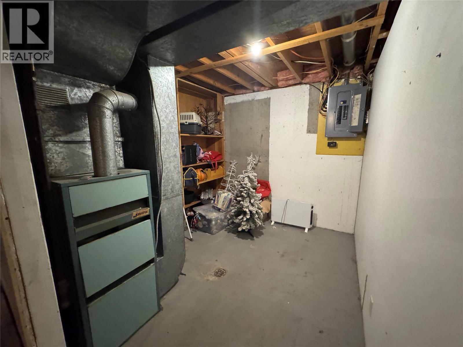 1714 DOUGLAS Street, Merritt