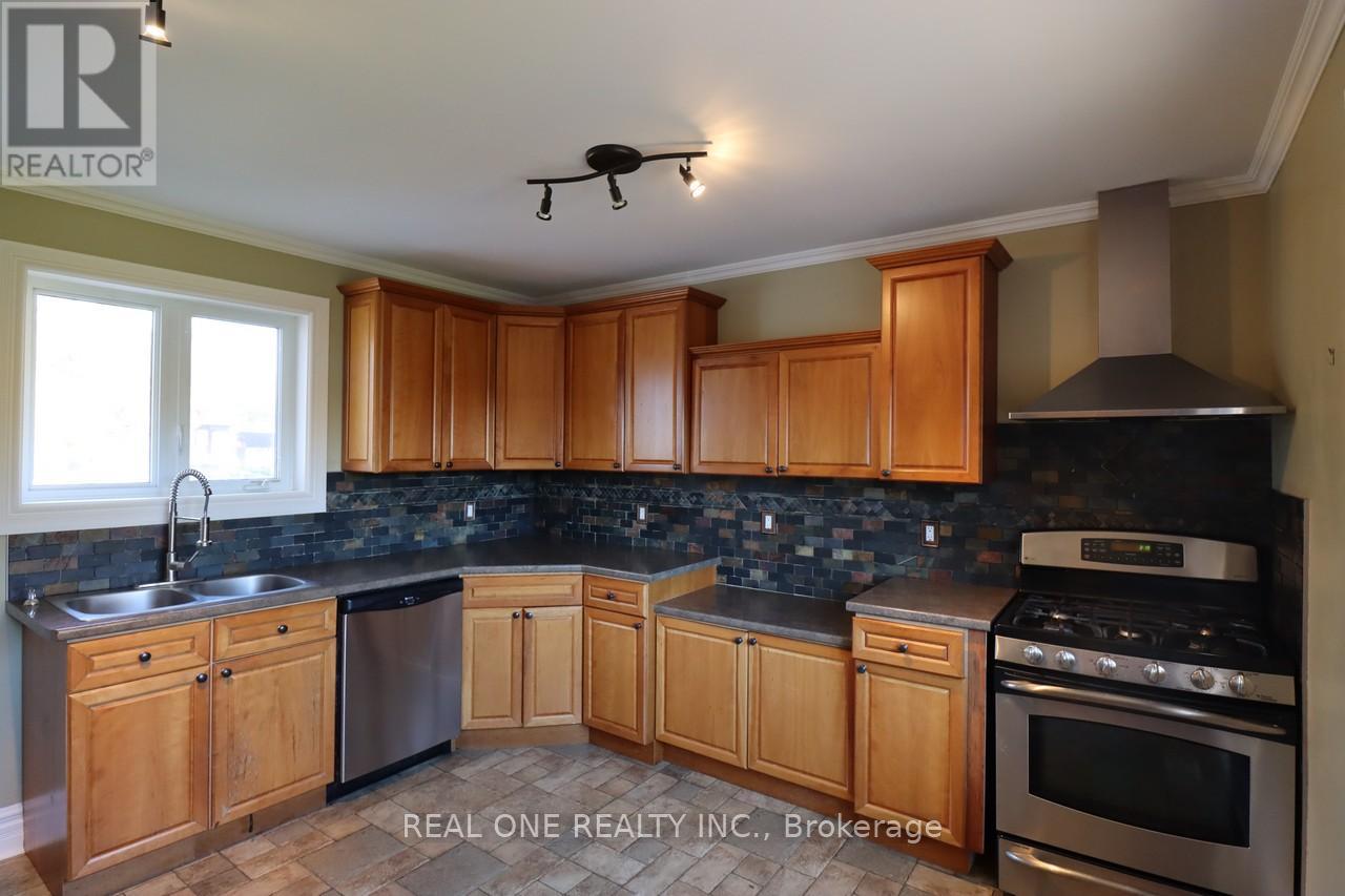 130 MAYFIELD DRIVE - Photo 3 of 37, Oakville (CP College Park), Ontario