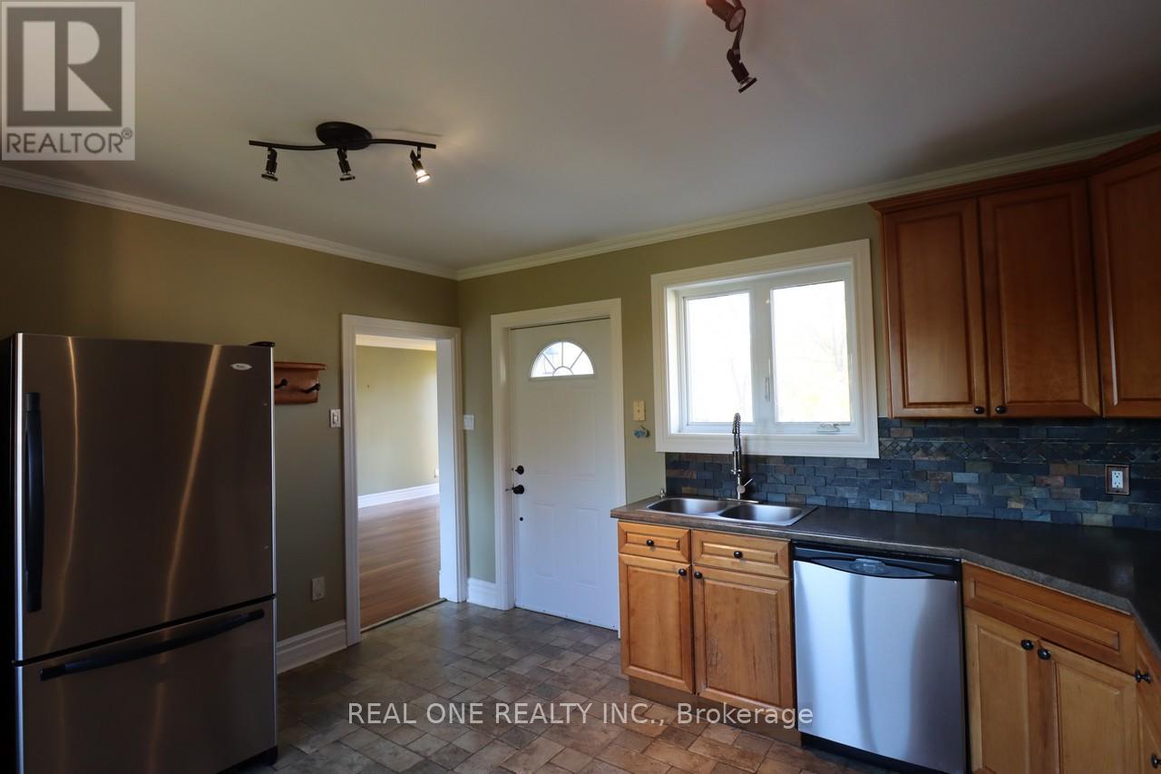 130 MAYFIELD DRIVE - Photo 4 of 37, Oakville (CP College Park), Ontario