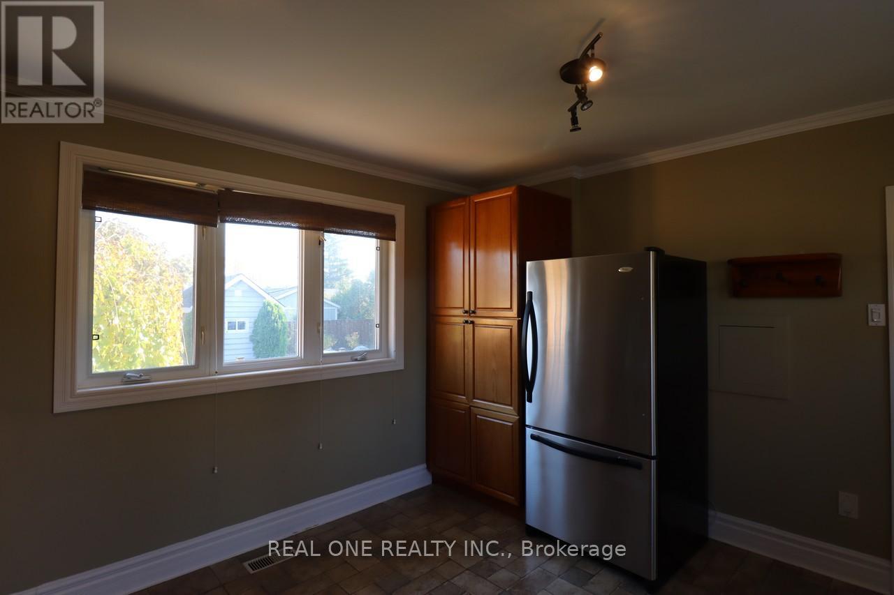 130 MAYFIELD DRIVE - Photo 5 of 37, Oakville (CP College Park), Ontario