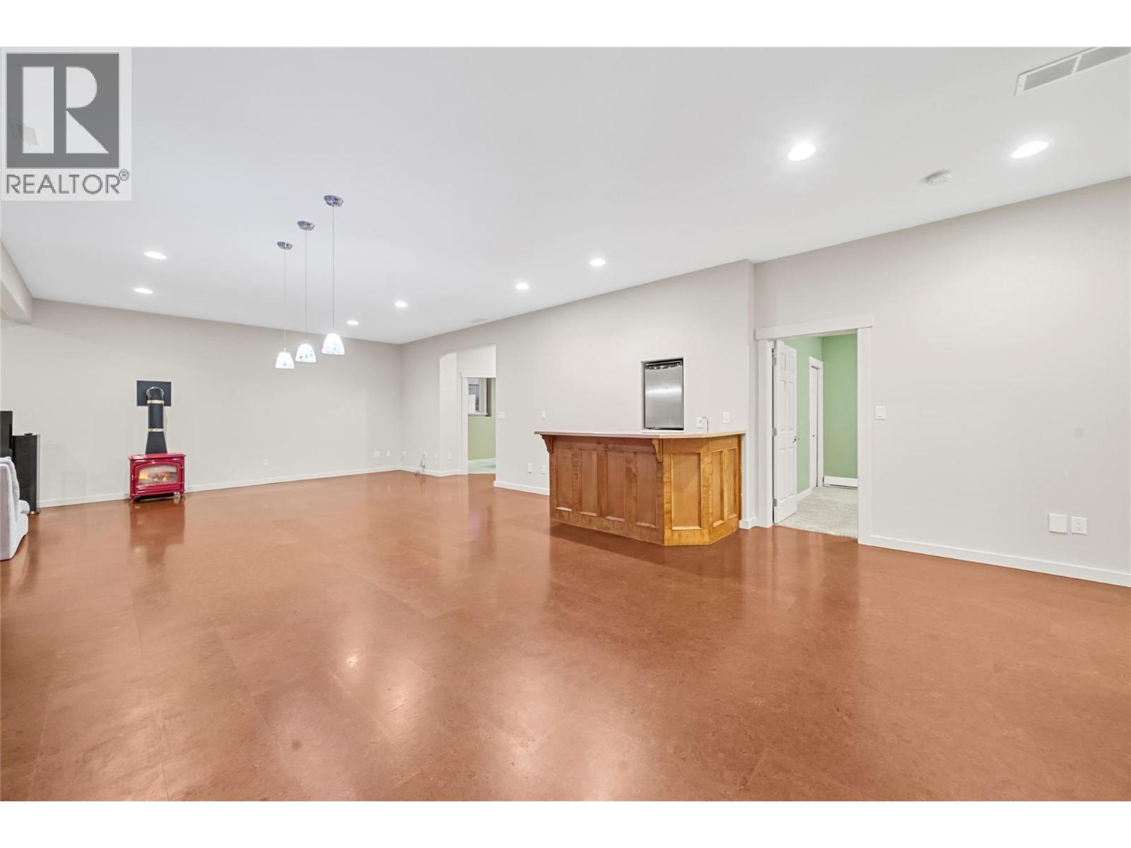 2470 24 Avenue NE - 42