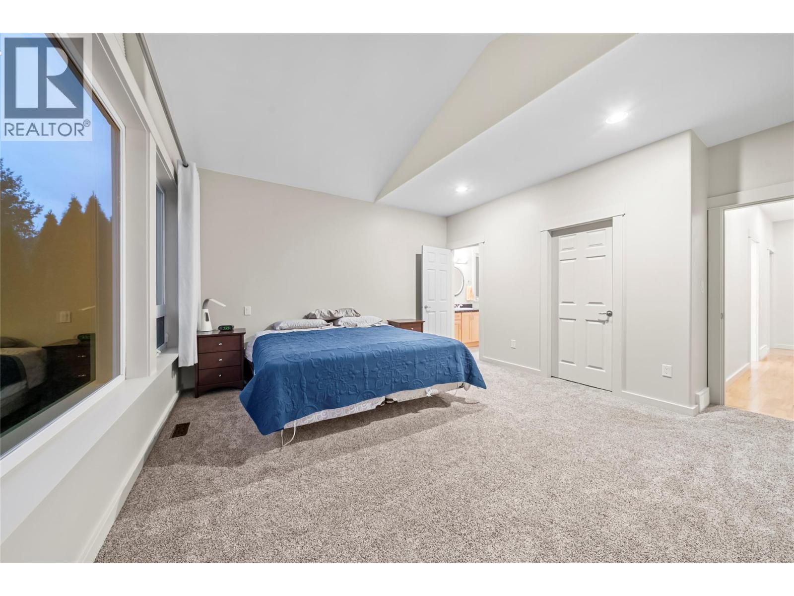 2470 24 Avenue NE - 28