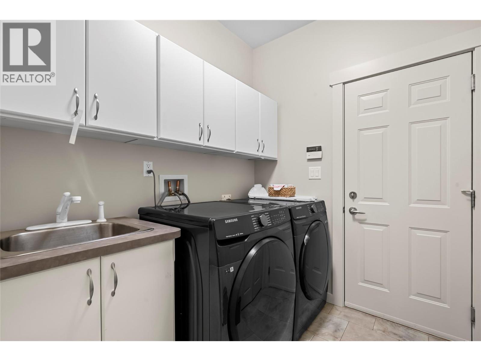 2470 24 Avenue NE - 33