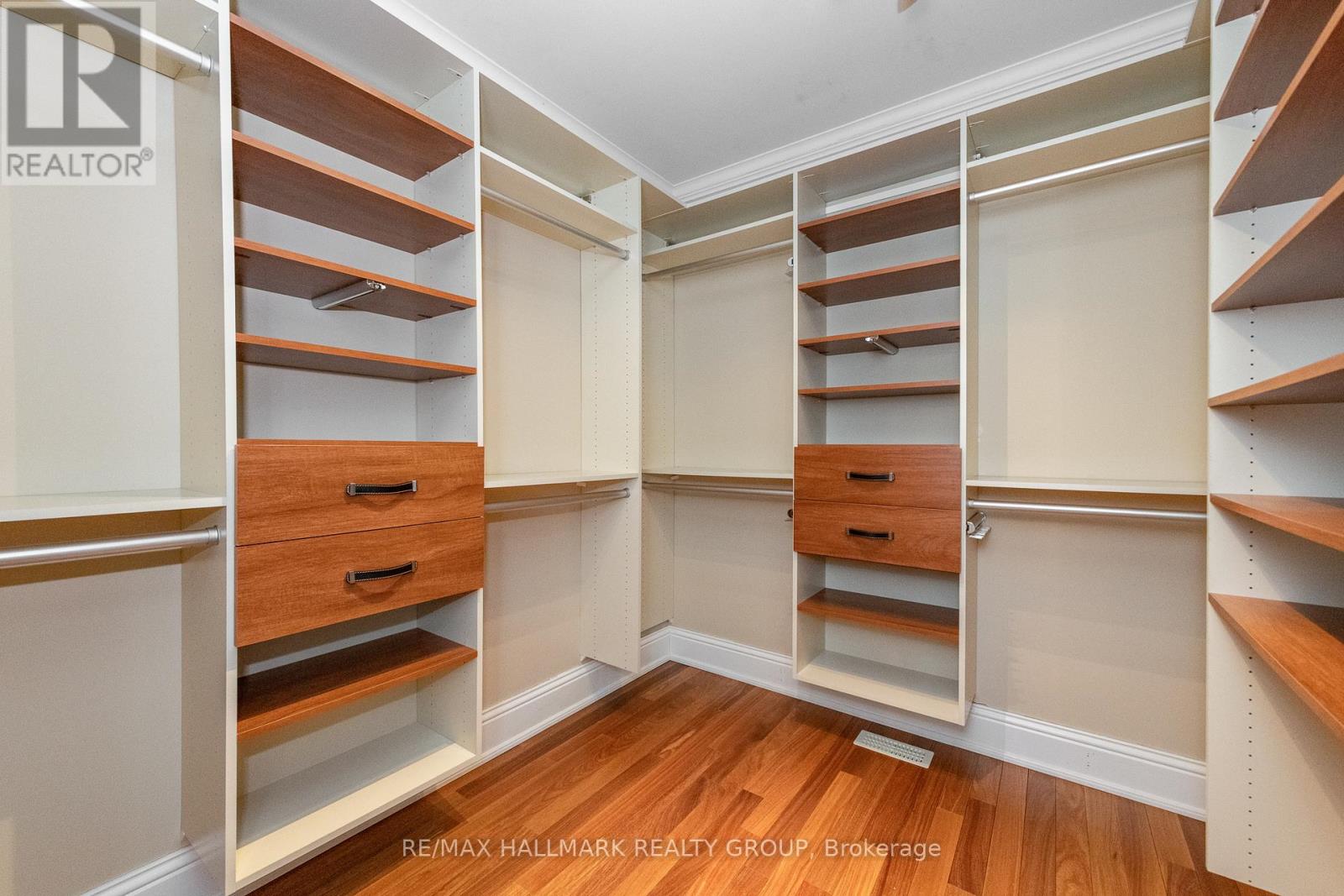 5800 QUEENSCOURT CRESCENT - 21