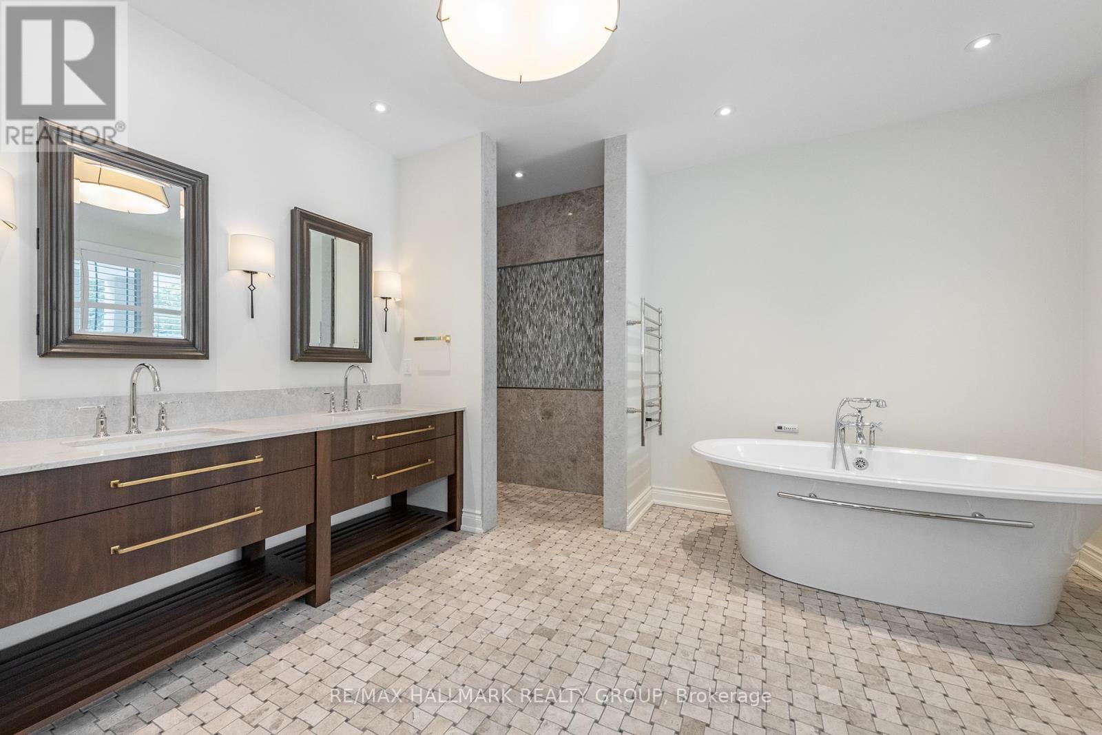 5800 QUEENSCOURT CRESCENT - 22
