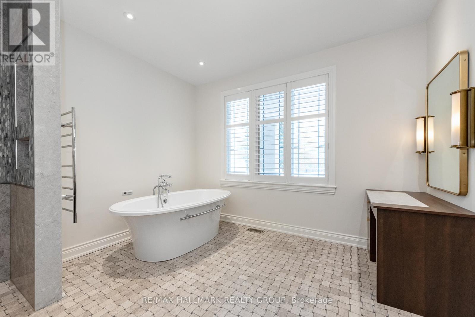 5800 QUEENSCOURT CRESCENT - 23
