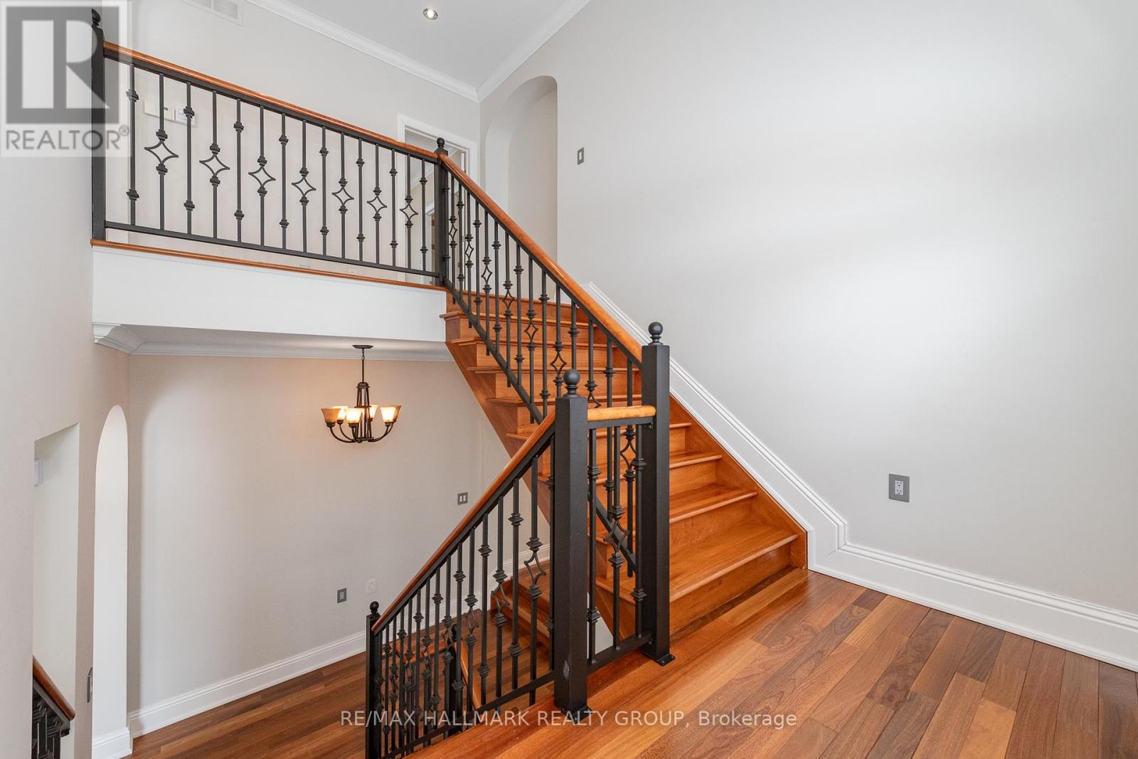 5800 QUEENSCOURT CRESCENT - 25