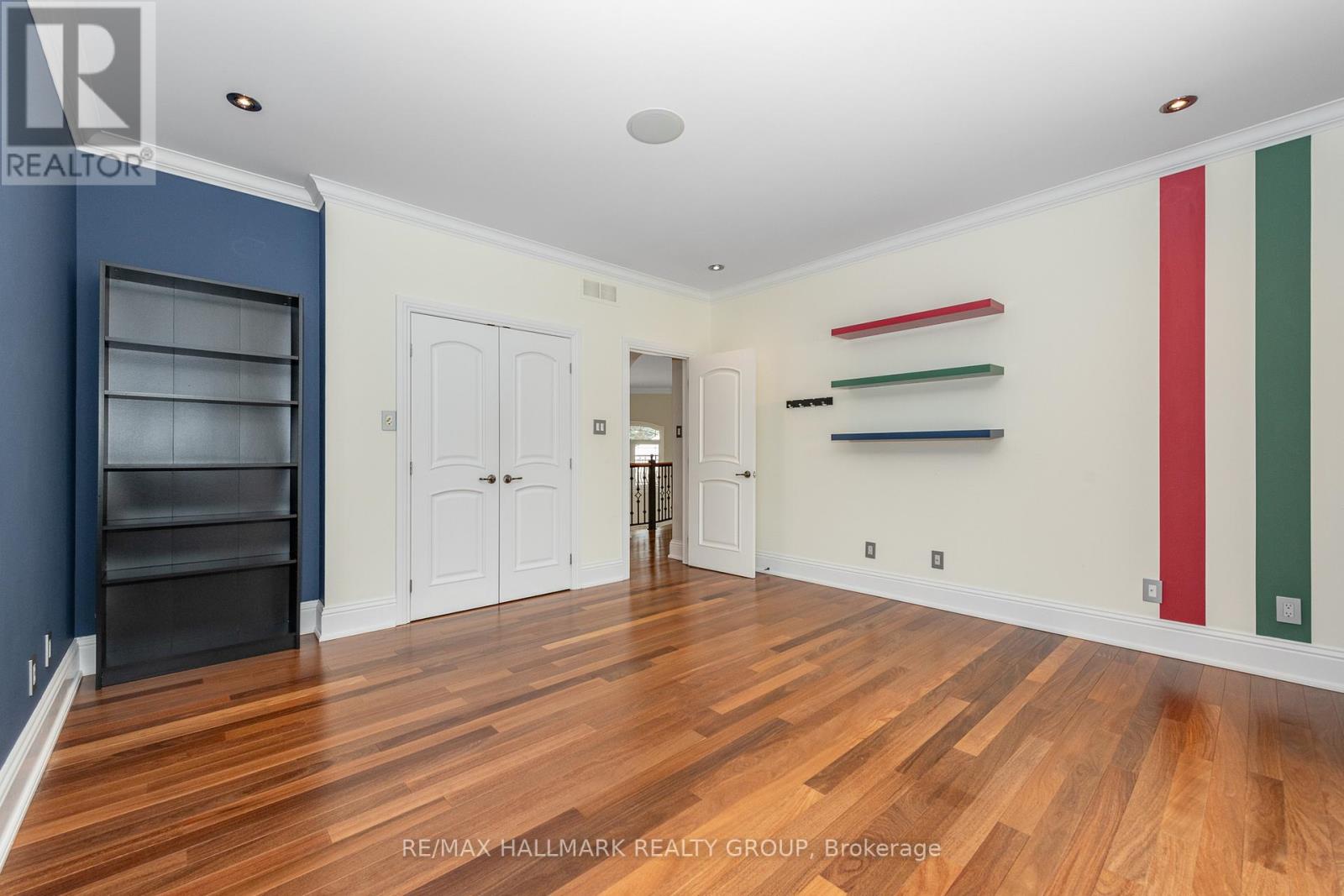 5800 QUEENSCOURT CRESCENT - 30