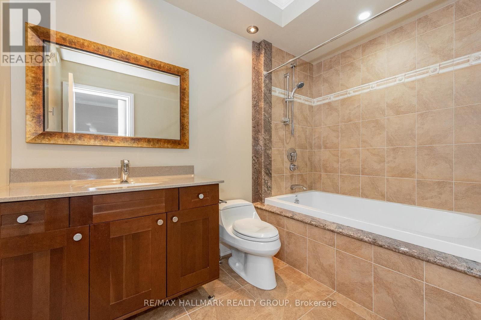 5800 QUEENSCOURT CRESCENT - 34