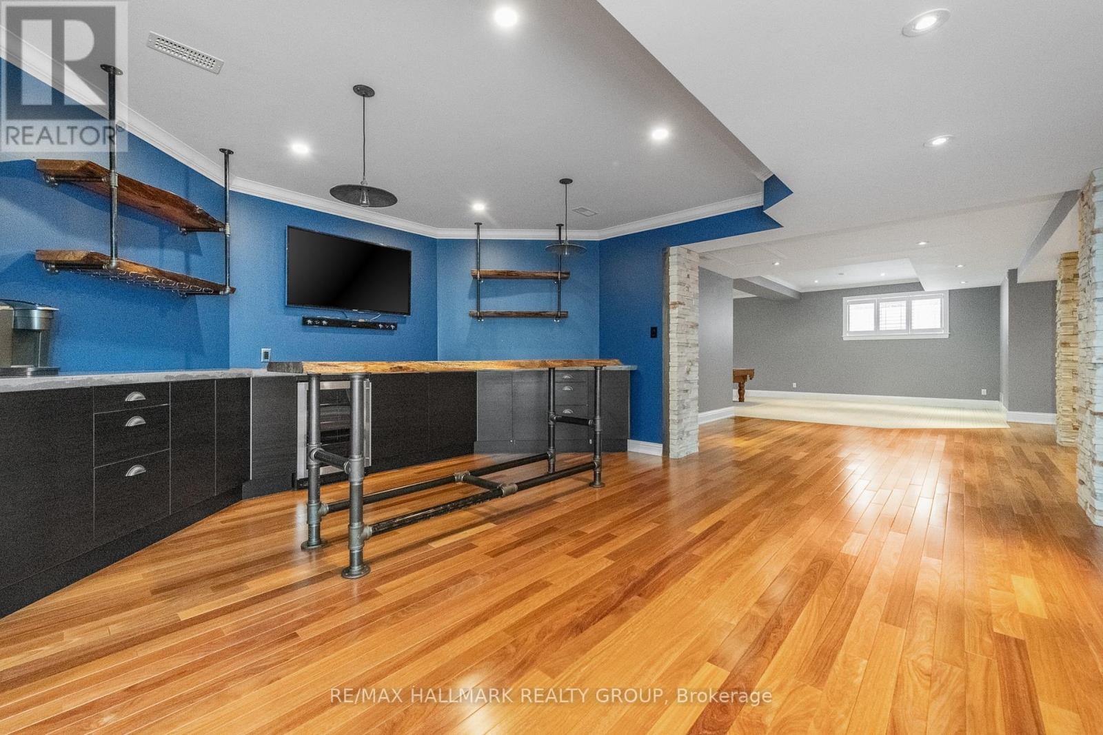 5800 QUEENSCOURT CRESCENT - 44