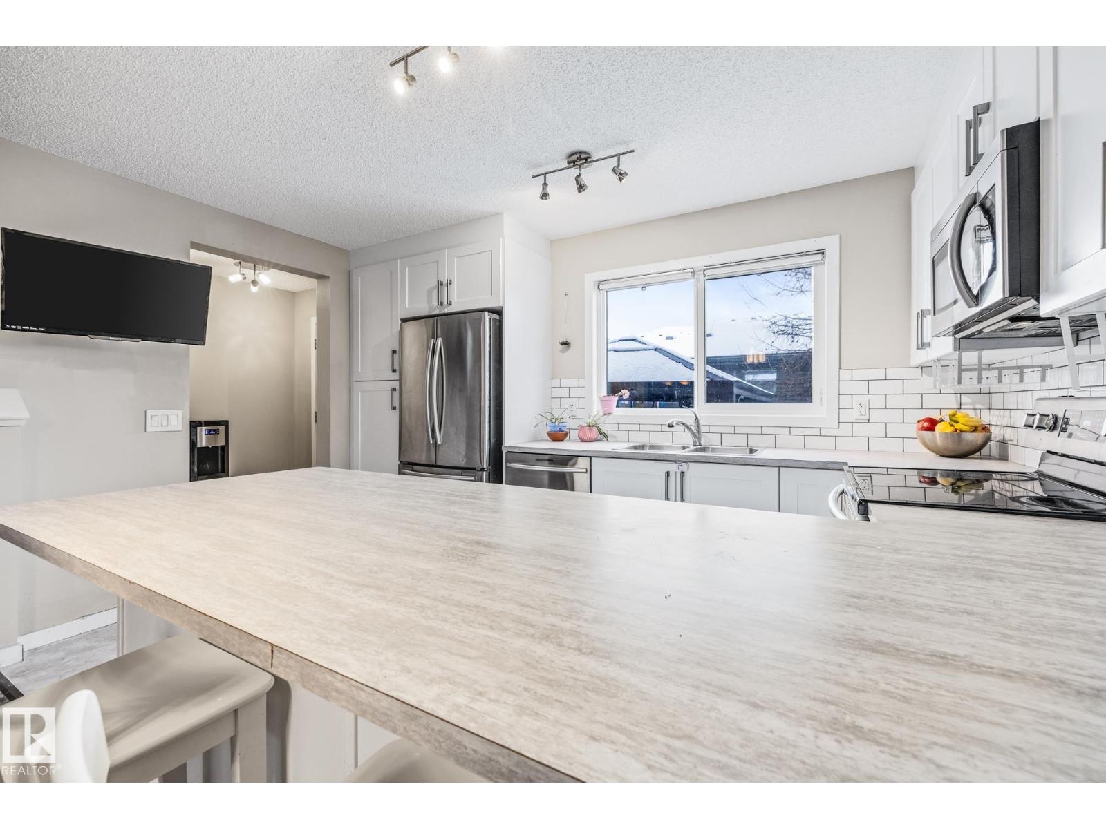 
          384 CHARLESWORTH Drive SW
            <br/>
            <span>Edmonton</span>
            , 
            <span>AB</span>
             <span>T6X2G5</span>
        