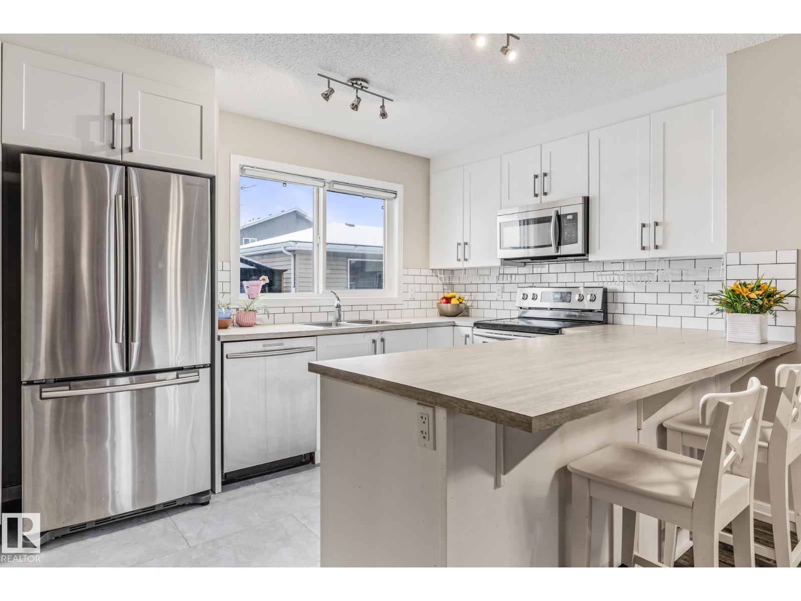 
          384 CHARLESWORTH Drive SW
            <br/>
            <span>Edmonton</span>
            , 
            <span>AB</span>
             <span>T6X2G5</span>
         - Photo 40