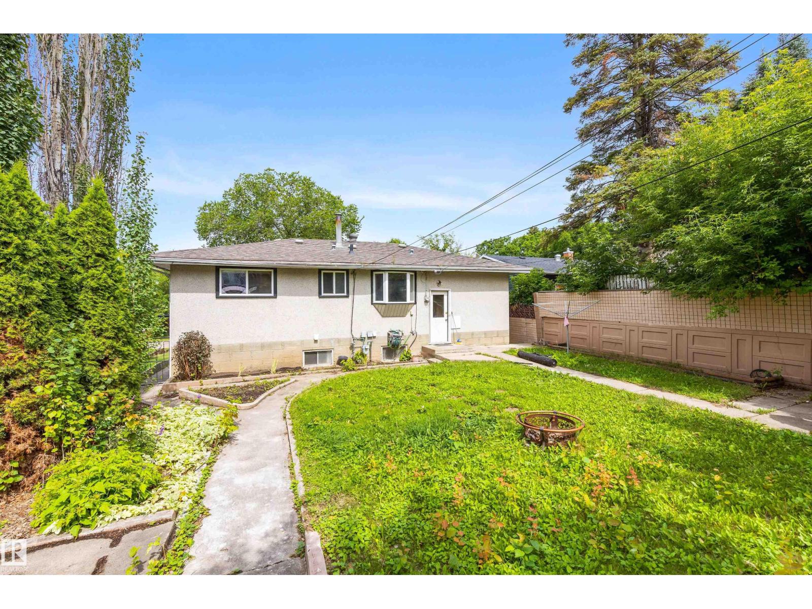 Single Family House Bungalow for Sale in  BELMONT DR St. Albert 