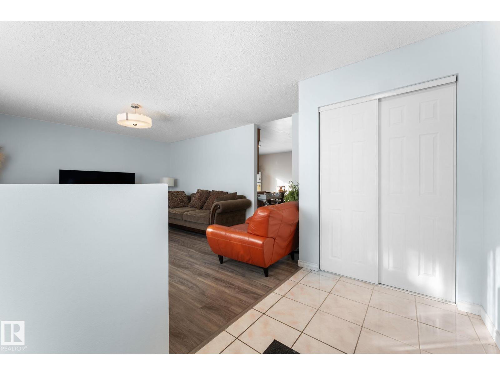 3812 26 AV NW - Photo 5 of 30, Edmonton, Alberta