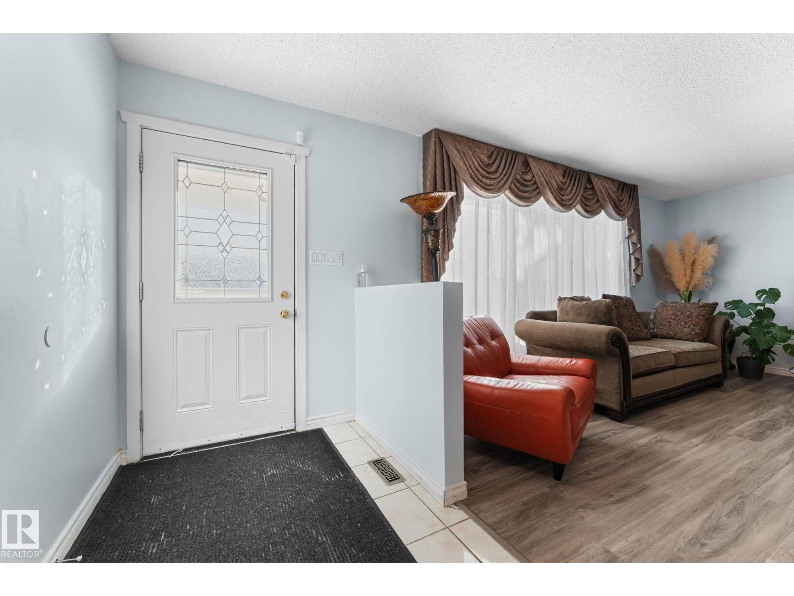 3812 26 AV NW - Photo 4 of 30, Edmonton, Alberta