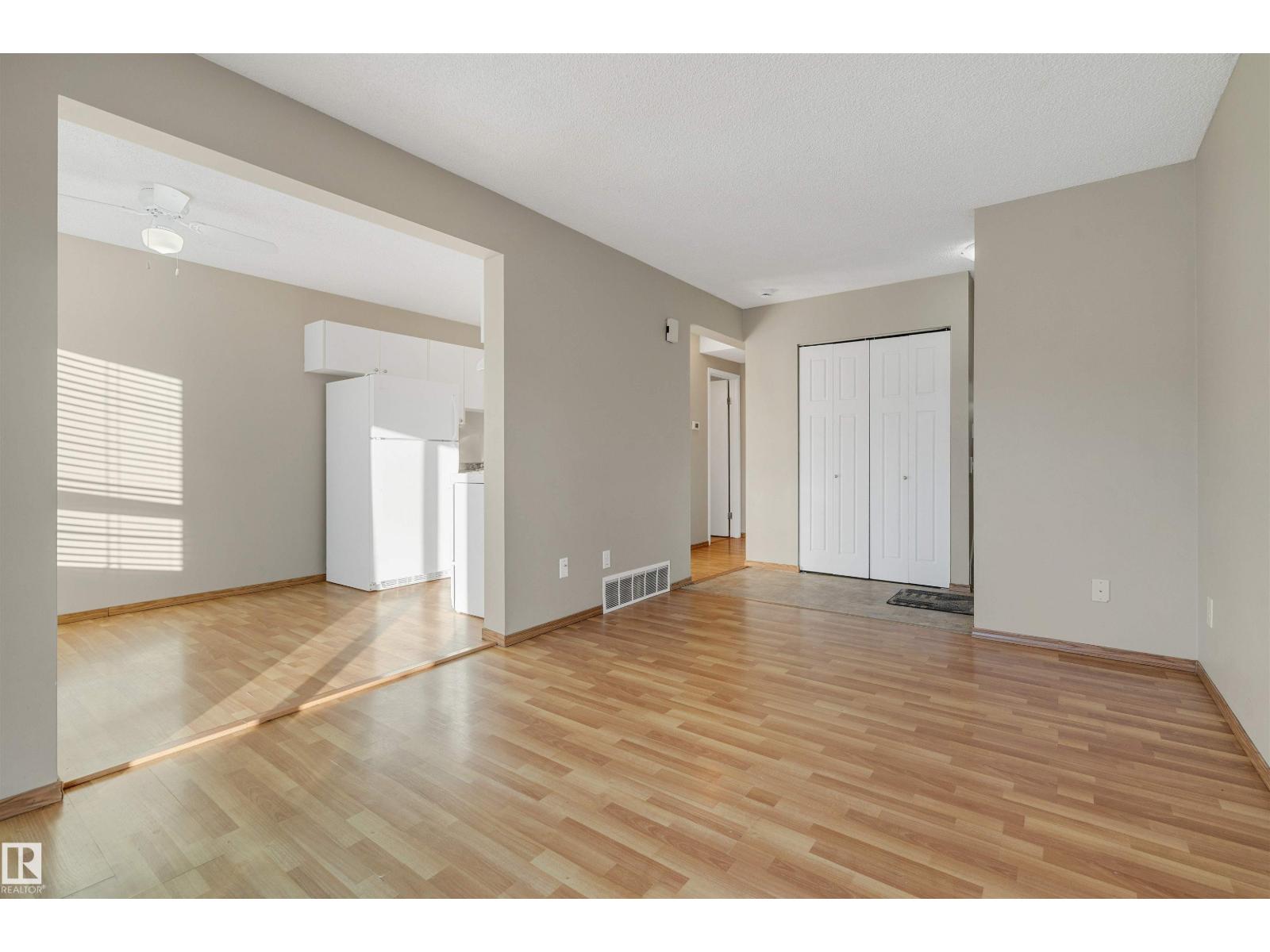 2206 38 ST NW - Photo 3 of 21, Edmonton, Alberta