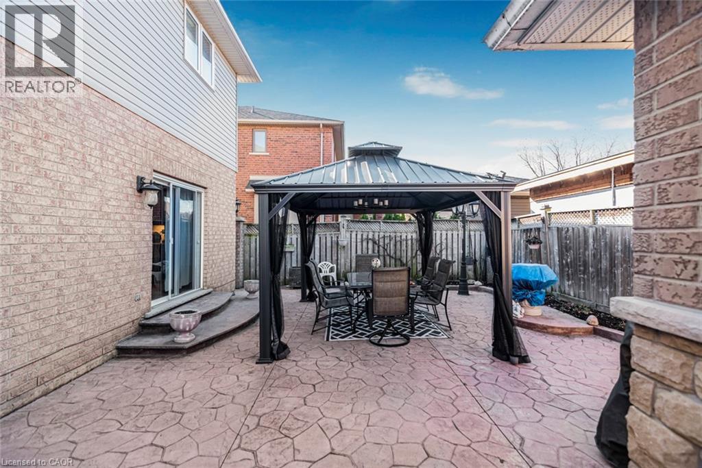 102 ERIKA Crescent - 26