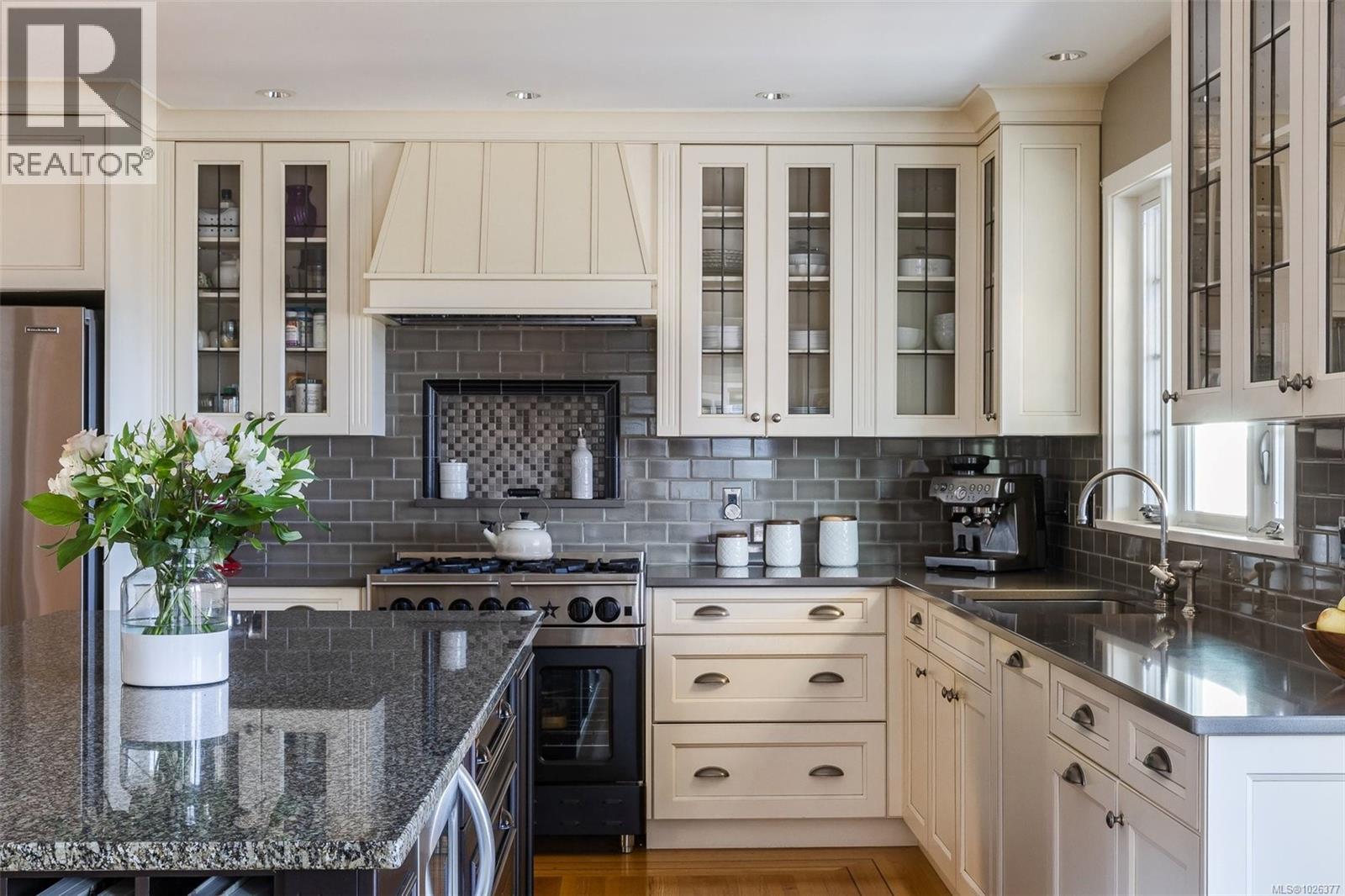 995 Terrace Ave, Victoria