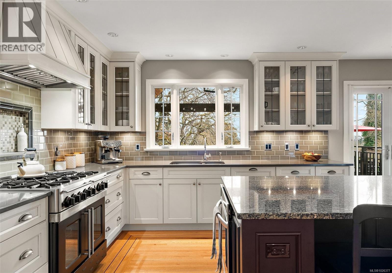 995 Terrace Ave, Victoria