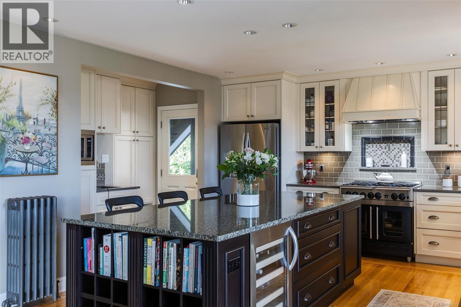 995 Terrace Ave, Victoria