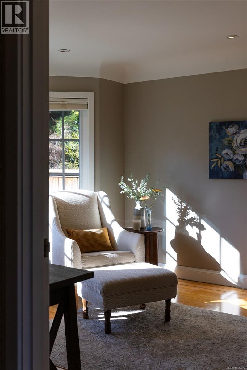 995 Terrace Ave, Victoria