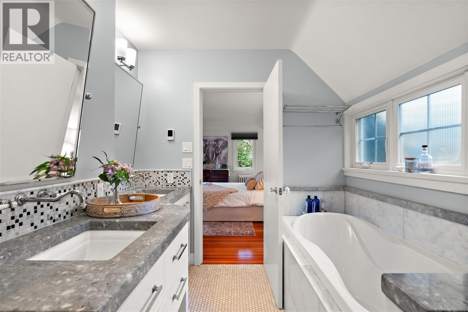 995 Terrace Ave, Victoria