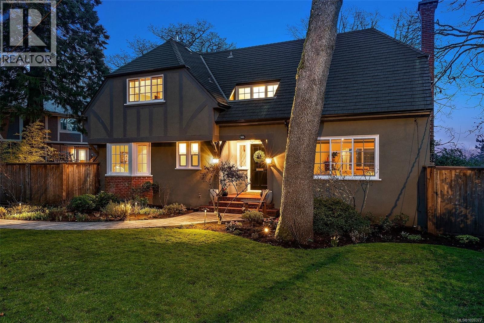 995 Terrace Ave, Victoria