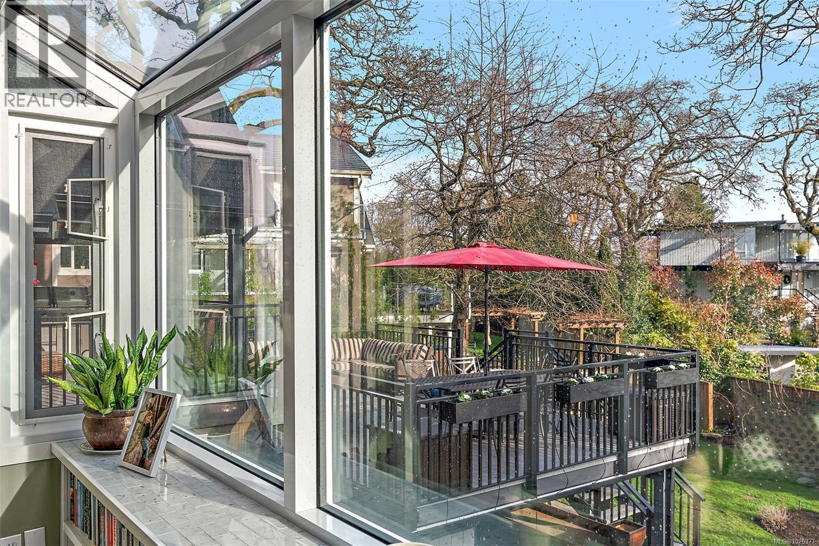 995 Terrace Ave, Victoria