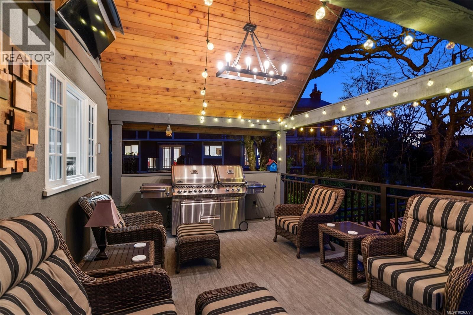 995 Terrace Ave, Victoria