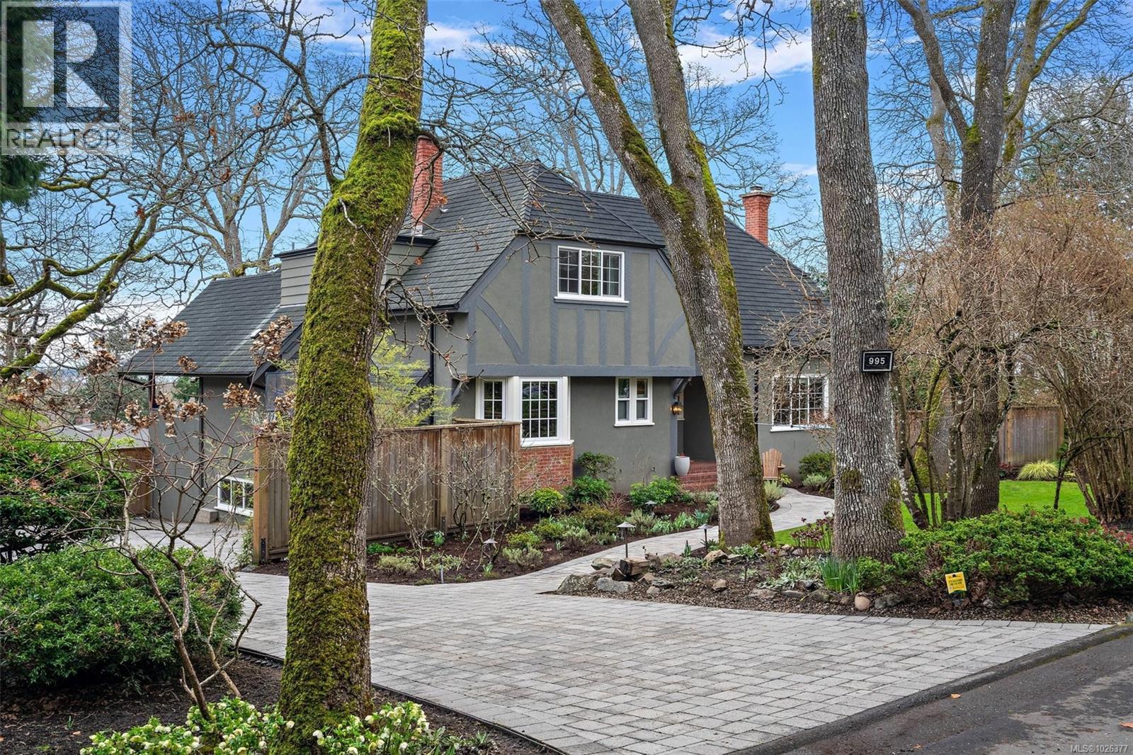 995 Terrace Ave, Victoria