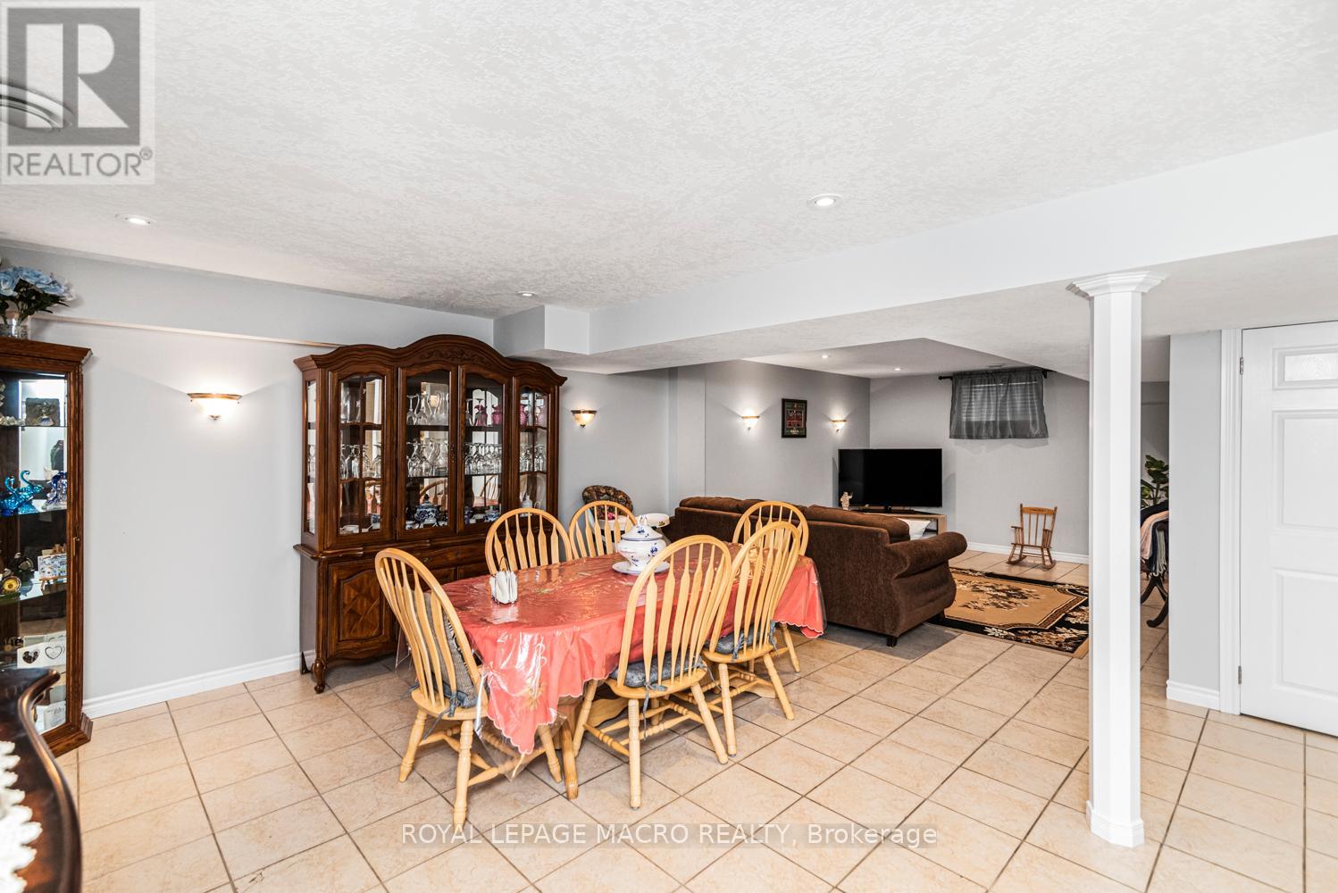 102 ERIKA CRESCENT - 23