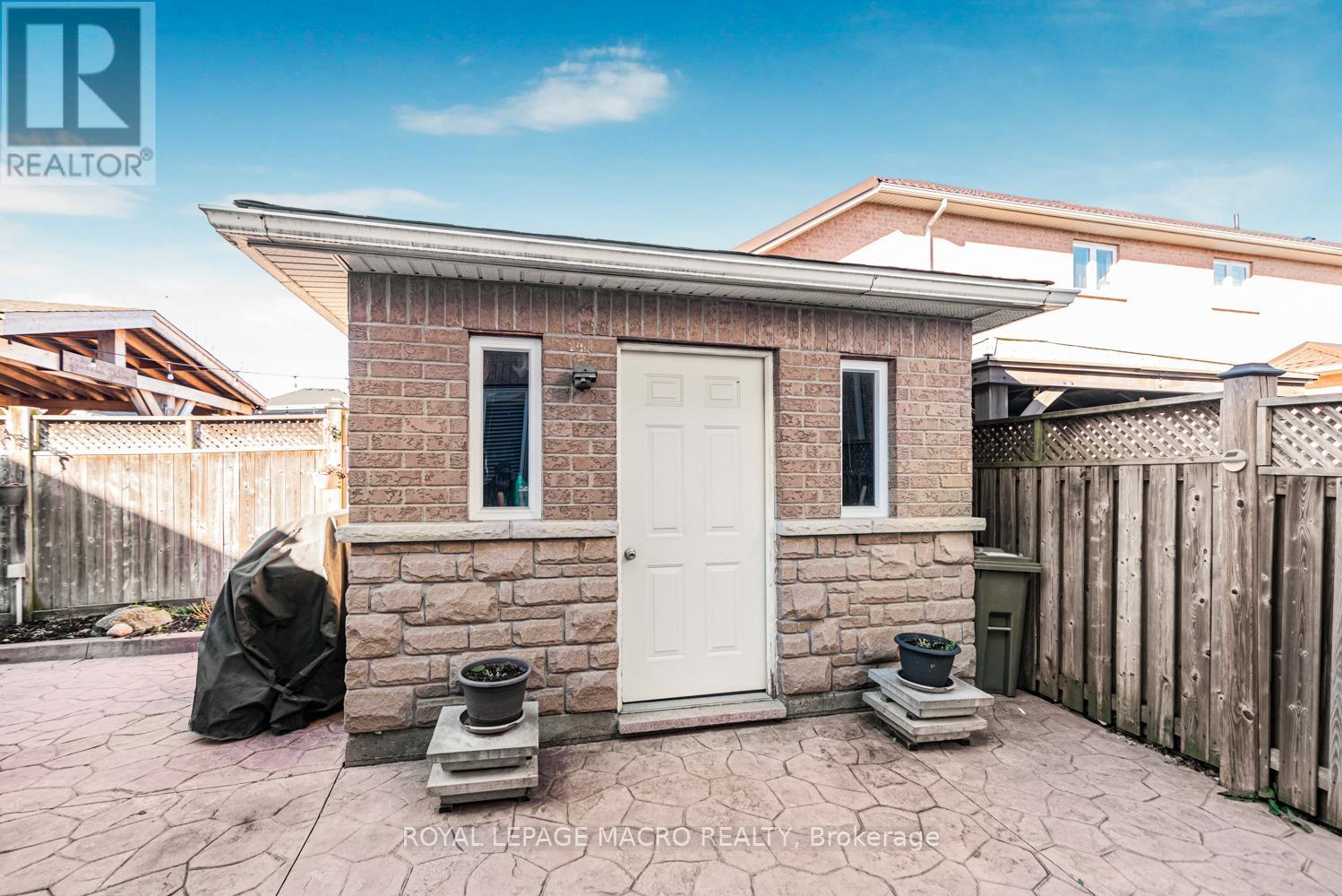 102 ERIKA CRESCENT - 32