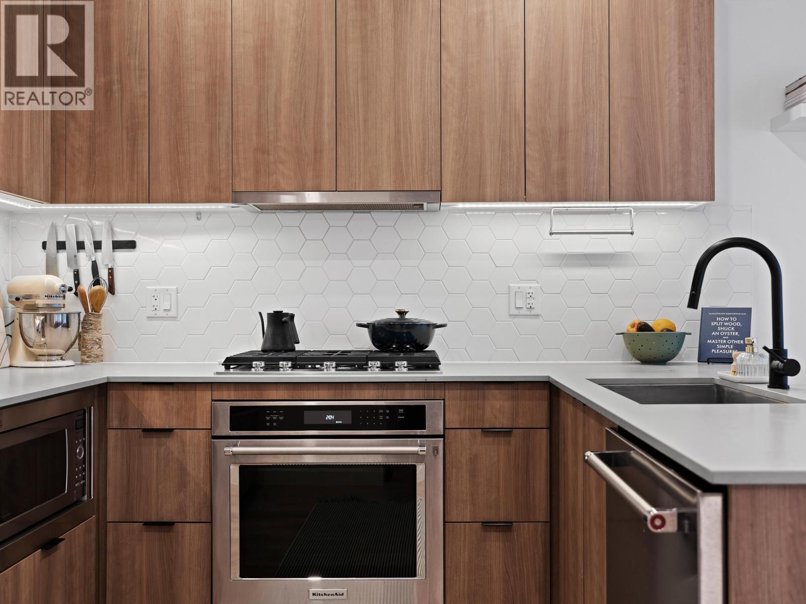 27 533 E 3RD STREET, North Vancouver