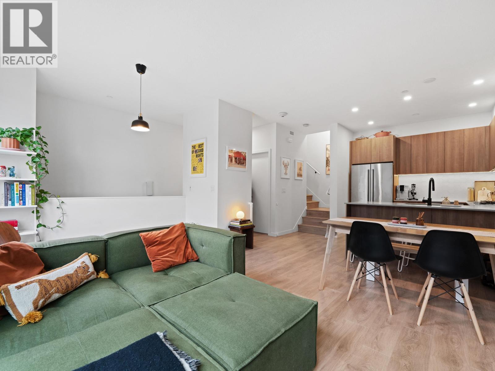 27 533 E 3RD STREET, North Vancouver