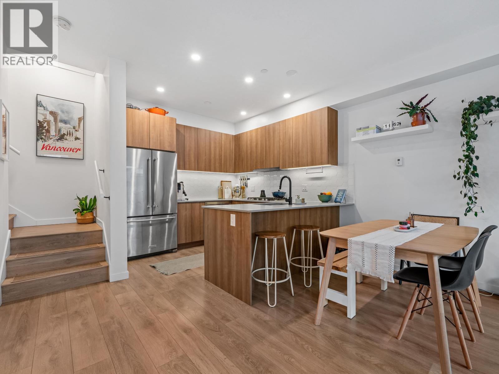 27 533 E 3RD STREET, North Vancouver