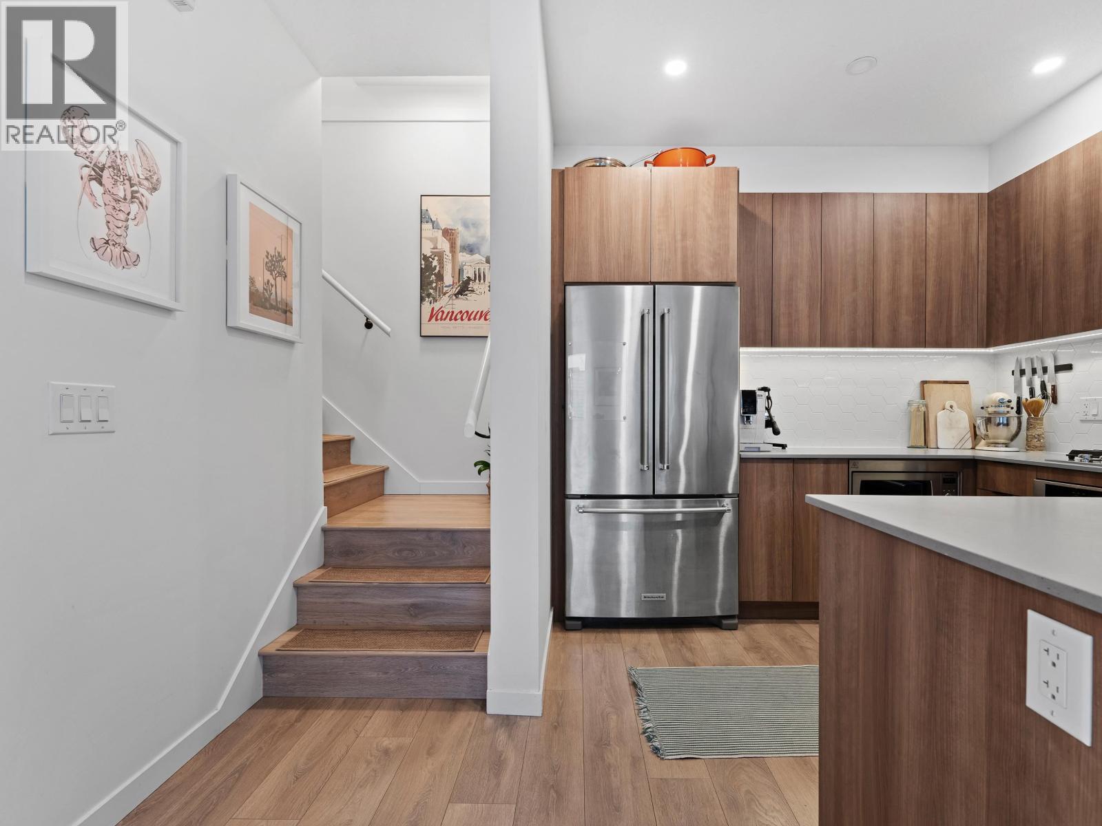 27 533 E 3RD STREET, North Vancouver