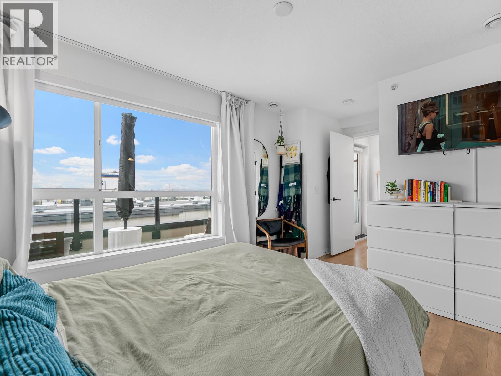 27 533 E 3RD STREET, North Vancouver