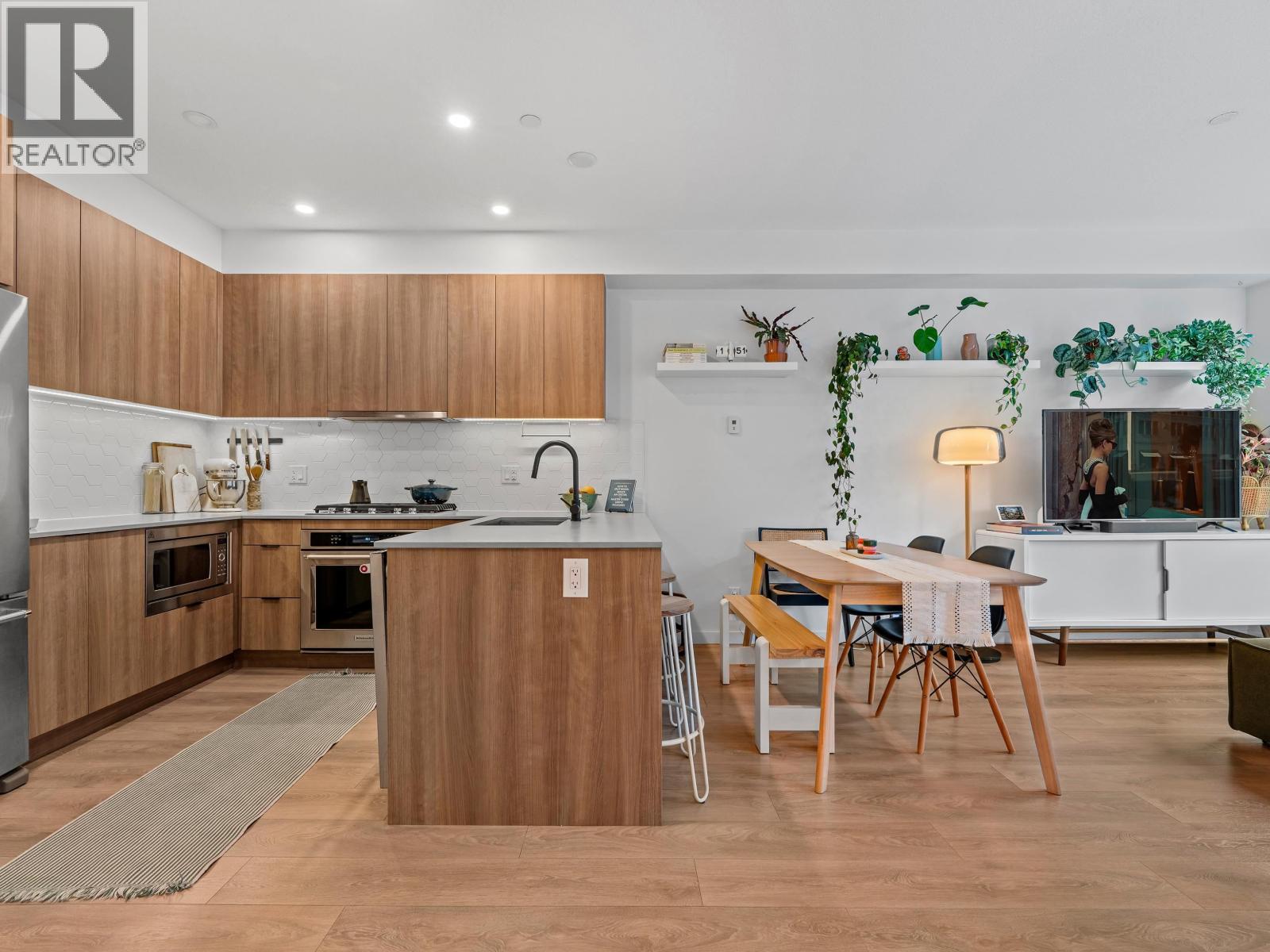 27 533 E 3RD STREET, North Vancouver