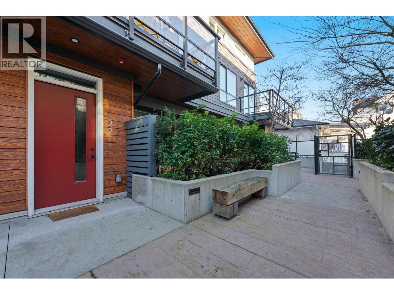 27 533 E 3RD STREET, North Vancouver