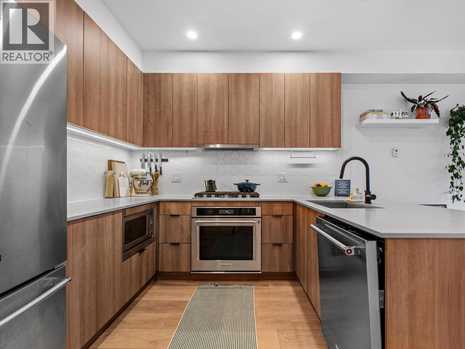 27 533 E 3RD STREET, North Vancouver